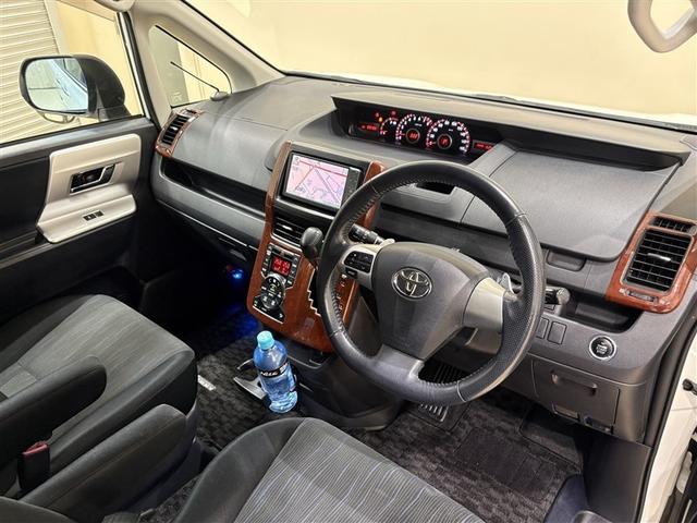 ヴォクシー ＺＳ　煌　両側パワースライドＤ　エアバック　セキュリティ　助手席エアバック　定期点検記録簿　インテリキー　ダブルエアコン　エアコン　パワーステアリング　ナビＴＶ　パワーウィンドウ　ＡＵＸ接続　ＨＤＤナビ　ＡＢＳ（22枚目）