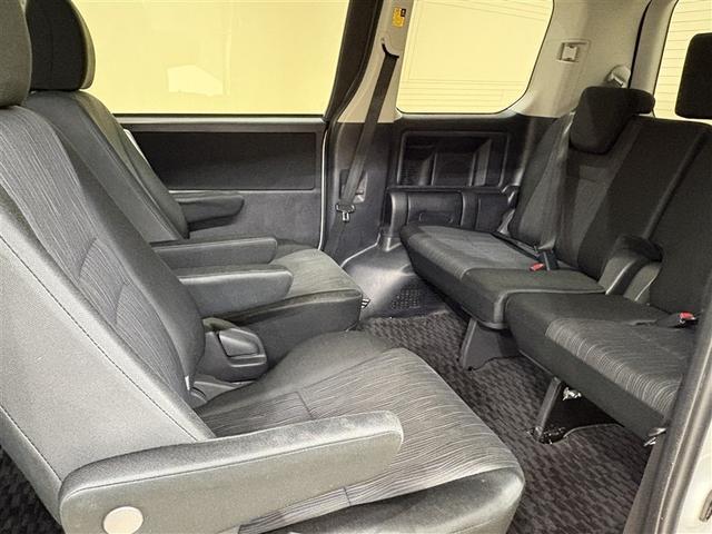 ヴォクシー ＺＳ　煌　両側パワースライドＤ　エアバック　セキュリティ　助手席エアバック　定期点検記録簿　インテリキー　ダブルエアコン　エアコン　パワーステアリング　ナビＴＶ　パワーウィンドウ　ＡＵＸ接続　ＨＤＤナビ　ＡＢＳ（25枚目）