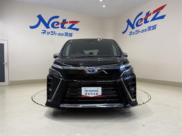 ヴォクシー ハイブリッドＺＳ　煌ＩＩＩ　９型純正ナビ　フルセグＴＶ　ブルートゥース　ＤＶＤ再生　後席モニター　リヤカメラ　ＥＴＣ　スマートキー　シートヒーター　クルーズコントロール　ＬＥＤライト　両側電動ドア　セーフティセンス　アルミ（4枚目）