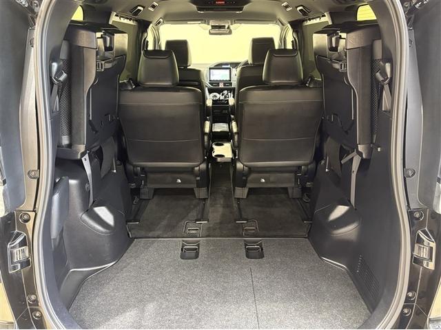 ヴォクシー ハイブリッドＺＳ　煌ＩＩＩ　９型純正ナビ　フルセグＴＶ　ブルートゥース　ＤＶＤ再生　後席モニター　リヤカメラ　ＥＴＣ　スマートキー　シートヒーター　クルーズコントロール　ＬＥＤライト　両側電動ドア　セーフティセンス　アルミ（32枚目）