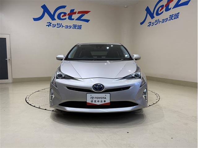 プリウス Ｓセーフティプラス　インテリキー　ワンオナ　地デジフルセグＴＶ　ＤＶＤ視聴可　アイドリングストップ車　リアカメラ　定期点検記録簿　オートクルーズ　サイドエアバッグ　パワーウインドウ　助手席エアバッグ　フルオートエアコン（4枚目）