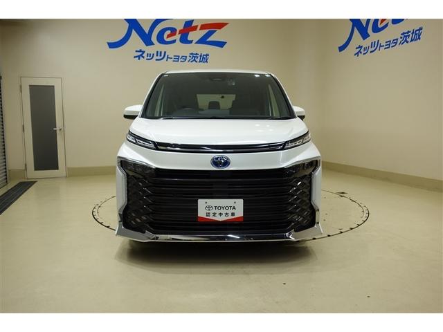 ヴォクシー ハイブリッドＳ－Ｚ　パワーウィンドウ　ＤＶＤ再生機能　インテリキー　横滑防止装置　地デジＴＶ　アクティブクルーズコントロール　１オナ　フルオートエアコン　リアカメラ　エアバッグ　ＡＢＳ　１００Ｖ充電　ナビＴＶ　ＷＡＣ（4枚目）