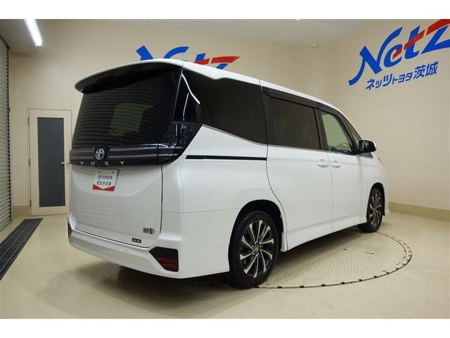 ヴォクシー ハイブリッドＳ－Ｚ　パワーウィンドウ　ＤＶＤ再生機能　インテリキー　横滑防止装置　地デジＴＶ　アクティブクルーズコントロール　１オナ　フルオートエアコン　リアカメラ　エアバッグ　ＡＢＳ　１００Ｖ充電　ナビＴＶ　ＷＡＣ（7枚目）