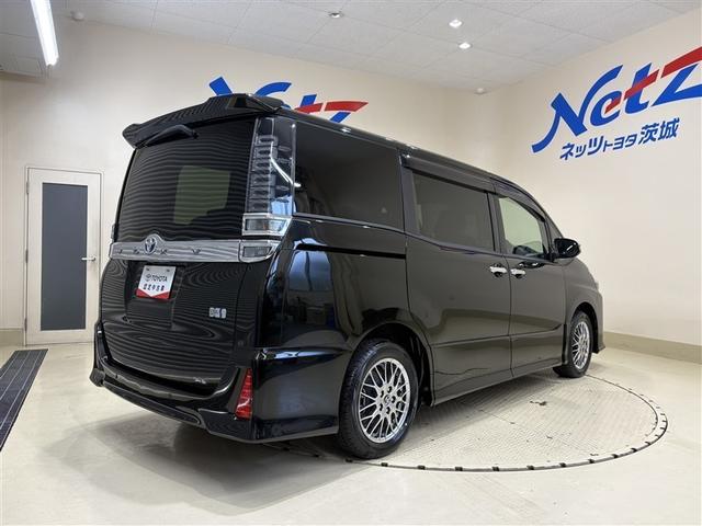 ヴォクシー ハイブリッドＺＳ　煌ＩＩＩ　アイドリングストップ　地デジＴＶ　リヤカメラ　１オナ車　Ｗエアコン　スマートキー　ミュージックプレイヤー接続可　ＤＶＤ再生可　クルコン　ＶＳＣ　キーレス　アルミホイール　ナビ＆ＴＶ　ＬＥＤヘッドランプ（7枚目）