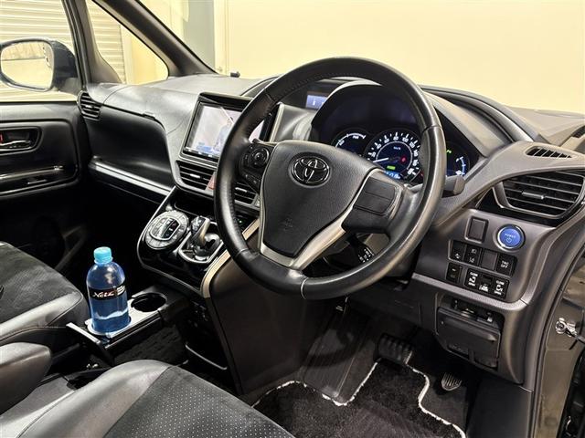 ヴォクシー ハイブリッドＺＳ　煌ＩＩＩ　アイドリングストップ　地デジＴＶ　リヤカメラ　１オナ車　Ｗエアコン　スマートキー　ミュージックプレイヤー接続可　ＤＶＤ再生可　クルコン　ＶＳＣ　キーレス　アルミホイール　ナビ＆ＴＶ　ＬＥＤヘッドランプ（25枚目）