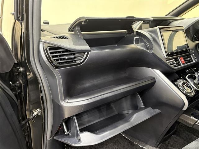 ヴォクシー ハイブリッドＺＳ　煌ＩＩＩ　アイドリングストップ　地デジＴＶ　リヤカメラ　１オナ車　Ｗエアコン　スマートキー　ミュージックプレイヤー接続可　ＤＶＤ再生可　クルコン　ＶＳＣ　キーレス　アルミホイール　ナビ＆ＴＶ　ＬＥＤヘッドランプ（26枚目）