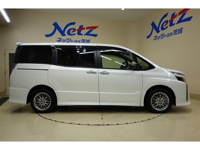 ヴォクシー ハイブリッドＺＳ　煌ＩＩＩ　１０型純正ナビ　フルセグＴＶ　ブルートゥース　ＤＶＤ再生　後席モニター　リヤカメラ　ＥＴＣ　スマートキー　オートエアコン　クルーズコントロール　ＬＥＤライト　両側電動ドア　セーフティセンス　アルミ（6枚目）