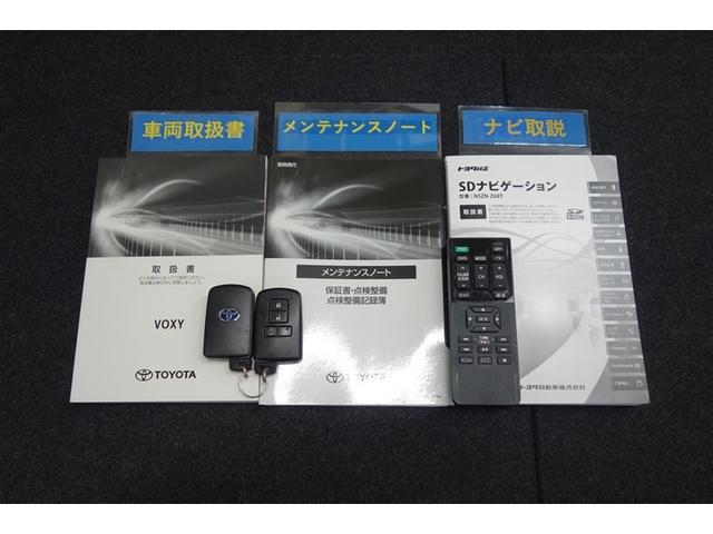 ヴォクシー ハイブリッドＺＳ　煌ＩＩＩ　１０型純正ナビ　フルセグＴＶ　ブルートゥース　ＤＶＤ再生　後席モニター　リヤカメラ　ＥＴＣ　スマートキー　オートエアコン　クルーズコントロール　ＬＥＤライト　両側電動ドア　セーフティセンス　アルミ（33枚目）