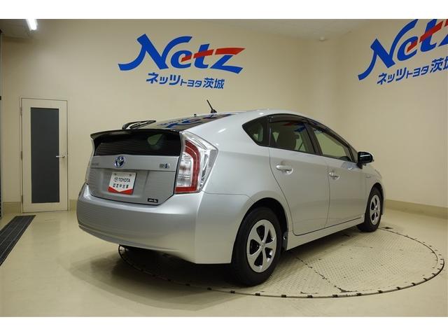 プリウス Ｓ　アイドリングストップ搭載　ＡＵＸ接続可　インテリキー　デュアルエアバック　エアＢ　イモビライザー　ワンオーナー車　ナビＴＶ　ＡＵＴＯエアコン　横スベリ防止　アルミホイール　ＥＴＣ装備　ＡＢＳ　取説記録（7枚目）