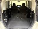 後席シートを前方に収納すれば広々とした荷室になり、大きな荷物も積めます。