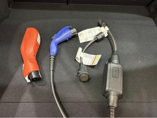 プリウスＰＨＶ Ｓセーフティプラス　アイドリングストップ　横滑り防止装置　クルーズコントロール　ナビＴＶ　地デジＴＶ　キーフリー　スマートキー　ＬＥＤライト　ミュージックプレイヤー接続可　ＥＴＣ車載器　アルミホイール　イモビ　ＡＡＣ（32枚目）