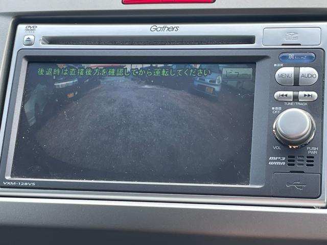 フリードハイブリッド ジャストセレクション　バックカメラ　ナビ　ＴＶ　オートクルーズコントロール　両側電動スライドドア　ＨＩＤ　スマートキー　電動格納ミラー　３列シート　ウォークスルー　ＣＶＴ　アルミホイール　ＣＤ　ＤＶＤ再生　ＵＳＢ（4枚目）