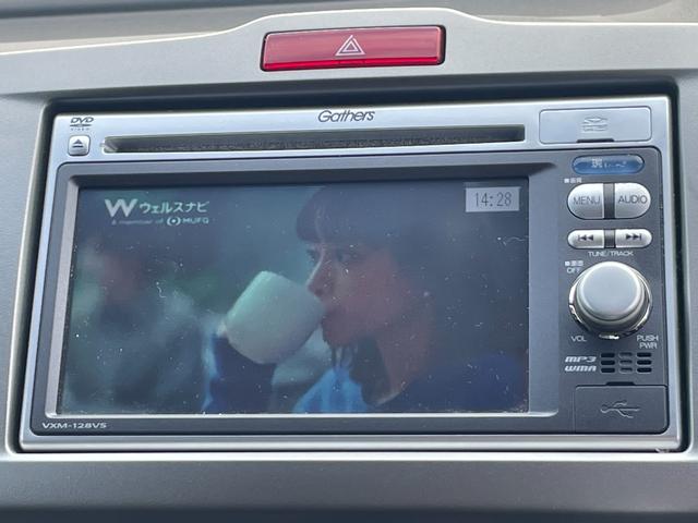 フリードハイブリッド ジャストセレクション　バックカメラ　ナビ　ＴＶ　オートクルーズコントロール　両側電動スライドドア　ＨＩＤ　スマートキー　電動格納ミラー　３列シート　ウォークスルー　ＣＶＴ　アルミホイール　ＣＤ　ＤＶＤ再生　ＵＳＢ（6枚目）