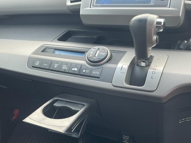 フリードハイブリッド ジャストセレクション　バックカメラ　ナビ　ＴＶ　オートクルーズコントロール　両側電動スライドドア　ＨＩＤ　スマートキー　電動格納ミラー　３列シート　ウォークスルー　ＣＶＴ　アルミホイール　ＣＤ　ＤＶＤ再生　ＵＳＢ（7枚目）