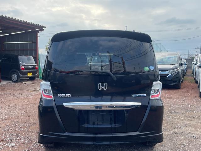 フリードハイブリッド ジャストセレクション　バックカメラ　ナビ　ＴＶ　オートクルーズコントロール　両側電動スライドドア　ＨＩＤ　スマートキー　電動格納ミラー　３列シート　ウォークスルー　ＣＶＴ　アルミホイール　ＣＤ　ＤＶＤ再生　ＵＳＢ（16枚目）