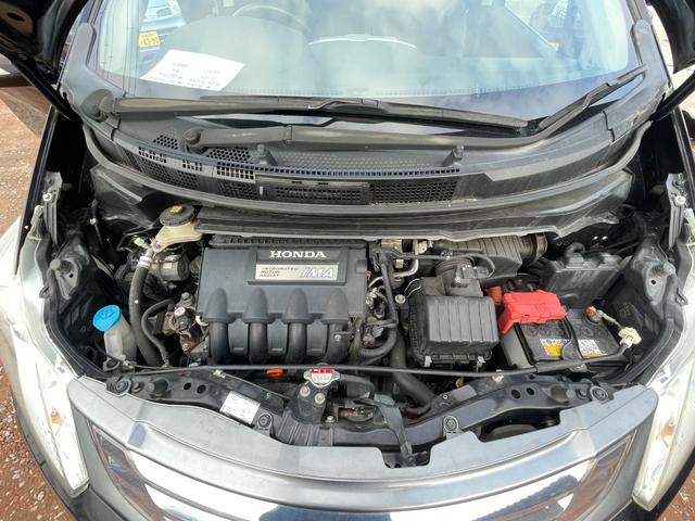 フリードハイブリッド ジャストセレクション　バックカメラ　ナビ　ＴＶ　オートクルーズコントロール　両側電動スライドドア　ＨＩＤ　スマートキー　電動格納ミラー　３列シート　ウォークスルー　ＣＶＴ　アルミホイール　ＣＤ　ＤＶＤ再生　ＵＳＢ（19枚目）