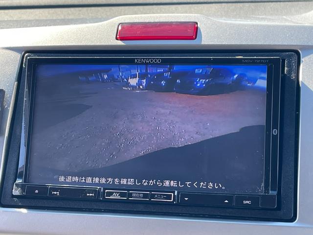 フリードハイブリッド ジャストセレクション　ＥＴＣ　バックカメラ　ナビ　ＴＶ　オートクルーズコントロール　両側電動スライドドア　ＨＩＤ　スマートキー　アイドリングストップ　電動格納ミラー　後席モニター　３列シート　ＣＶＴ　アルミホイール　ＵＳＢ（8枚目）
