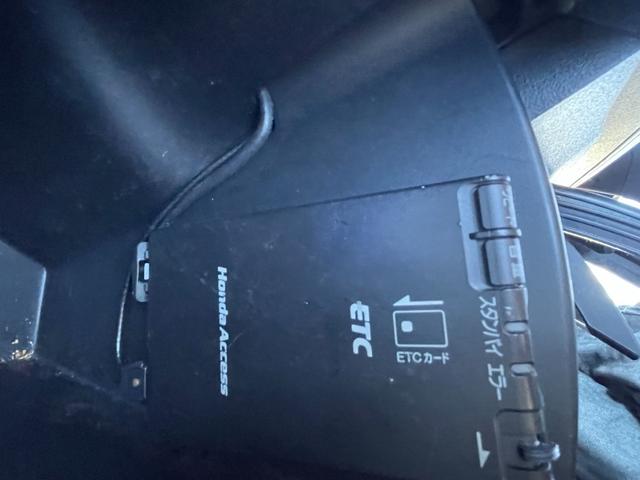 フリードハイブリッド ジャストセレクション　ＥＴＣ　バックカメラ　ナビ　ＴＶ　オートクルーズコントロール　両側電動スライドドア　ＨＩＤ　スマートキー　アイドリングストップ　電動格納ミラー　後席モニター　３列シート　ＣＶＴ　アルミホイール　ＵＳＢ（10枚目）