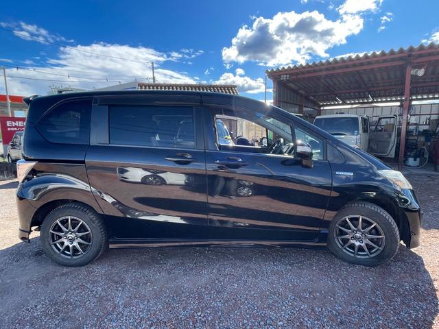 フリードハイブリッド ジャストセレクション　ＥＴＣ　バックカメラ　ナビ　ＴＶ　オートクルーズコントロール　両側電動スライドドア　ＨＩＤ　スマートキー　アイドリングストップ　電動格納ミラー　後席モニター　３列シート　ＣＶＴ　アルミホイール　ＵＳＢ（17枚目）