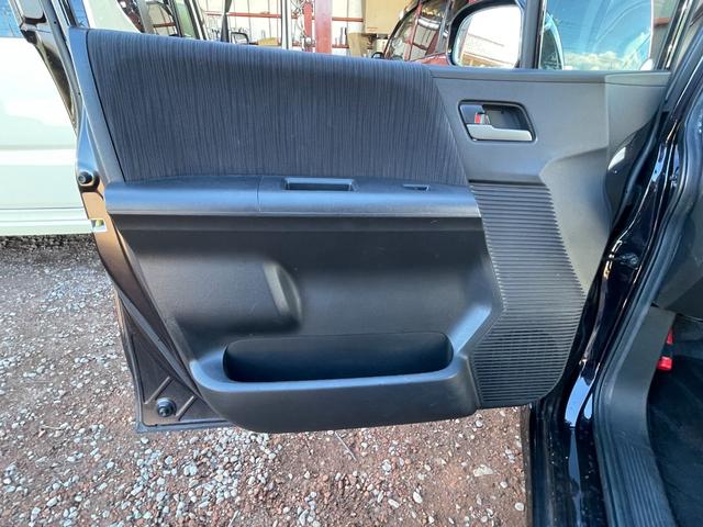 フリードハイブリッド ジャストセレクション　ＥＴＣ　バックカメラ　ナビ　ＴＶ　オートクルーズコントロール　両側電動スライドドア　ＨＩＤ　スマートキー　アイドリングストップ　電動格納ミラー　後席モニター　３列シート　ＣＶＴ　アルミホイール　ＵＳＢ（52枚目）