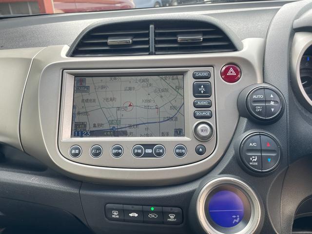 フィットハイブリッド スマートセレクション ハイブリッド ETC バックカメラ ナビ TV オートクルーズコントロール HID スマートキー 電動格納ミラー CVT 盗難防止システム 衝突安全ボディ アルミホイール CD チップアップシート(3枚目)