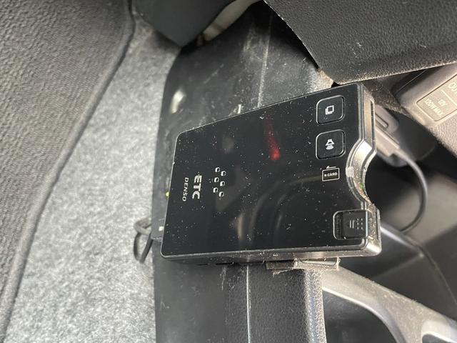 フィットハイブリッド スマートセレクション ハイブリッド ETC バックカメラ ナビ TV オートクルーズコントロール HID スマートキー 電動格納ミラー CVT 盗難防止システム 衝突安全ボディ アルミホイール CD チップアップシート(6枚目)