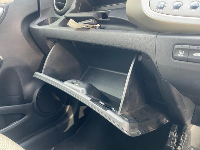 フィットハイブリッド スマートセレクション ハイブリッド ETC バックカメラ ナビ TV オートクルーズコントロール HID スマートキー 電動格納ミラー CVT 盗難防止システム 衝突安全ボディ アルミホイール CD チップアップシート(9枚目)