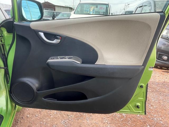 フィットハイブリッド スマートセレクション ハイブリッド ETC バックカメラ ナビ TV オートクルーズコントロール HID スマートキー 電動格納ミラー CVT 盗難防止システム 衝突安全ボディ アルミホイール CD チップアップシート(49枚目)