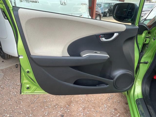 フィットハイブリッド スマートセレクション ハイブリッド ETC バックカメラ ナビ TV オートクルーズコントロール HID スマートキー 電動格納ミラー CVT 盗難防止システム 衝突安全ボディ アルミホイール CD チップアップシート(60枚目)