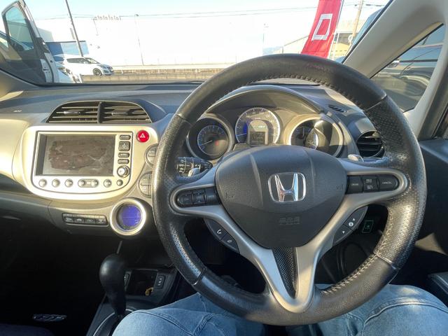 フィットハイブリッド ナビプレミアムセレクション　ハイブリッド　ＥＴＣ　バックカメラ　ナビ　ＴＶ　オートクルーズコントロール　ＨＩＤ　スマートキー　電動格納ミラー　シートヒーター　ＣＶＴ　盗難防止システム　衝突安全ボディ　アルミホイール　ＣＤ（2枚目）