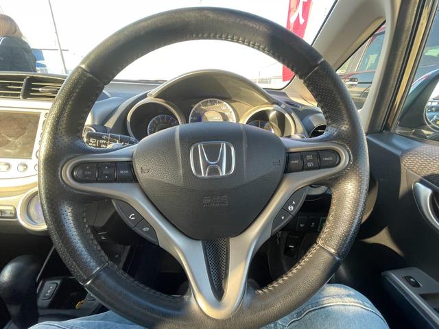 フィットハイブリッド ナビプレミアムセレクション　ハイブリッド　ＥＴＣ　バックカメラ　ナビ　ＴＶ　オートクルーズコントロール　ＨＩＤ　スマートキー　電動格納ミラー　シートヒーター　ＣＶＴ　盗難防止システム　衝突安全ボディ　アルミホイール　ＣＤ（3枚目）