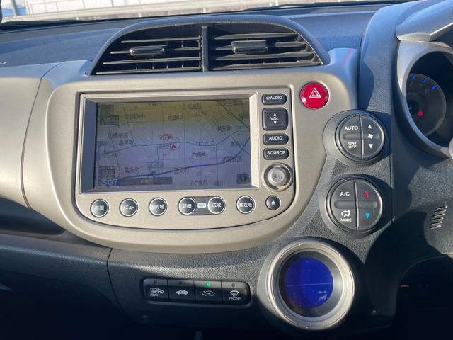 フィットハイブリッド ナビプレミアムセレクション　ハイブリッド　ＥＴＣ　バックカメラ　ナビ　ＴＶ　オートクルーズコントロール　ＨＩＤ　スマートキー　電動格納ミラー　シートヒーター　ＣＶＴ　盗難防止システム　衝突安全ボディ　アルミホイール　ＣＤ（4枚目）