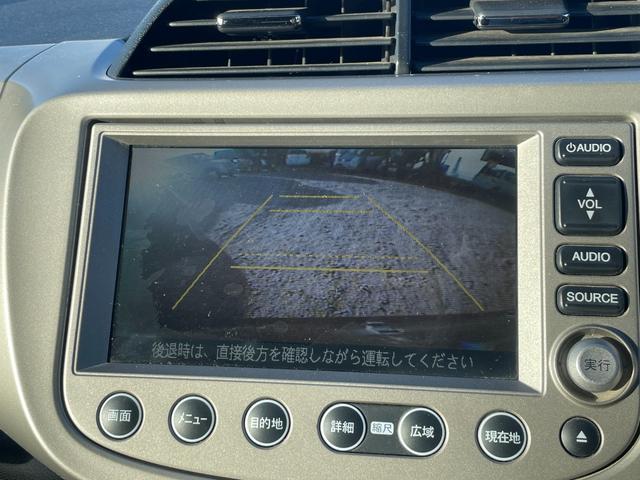 フィットハイブリッド ナビプレミアムセレクション　ハイブリッド　ＥＴＣ　バックカメラ　ナビ　ＴＶ　オートクルーズコントロール　ＨＩＤ　スマートキー　電動格納ミラー　シートヒーター　ＣＶＴ　盗難防止システム　衝突安全ボディ　アルミホイール　ＣＤ（5枚目）