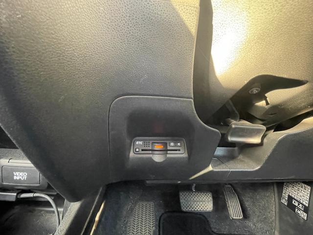 フィットハイブリッド ナビプレミアムセレクション　ハイブリッド　ＥＴＣ　バックカメラ　ナビ　ＴＶ　オートクルーズコントロール　ＨＩＤ　スマートキー　電動格納ミラー　シートヒーター　ＣＶＴ　盗難防止システム　衝突安全ボディ　アルミホイール　ＣＤ（7枚目）