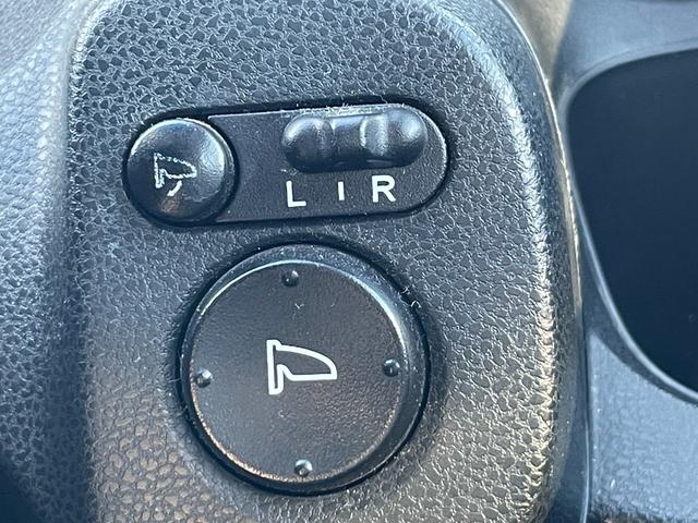 フィットハイブリッド ナビプレミアムセレクション　ハイブリッド　ＥＴＣ　バックカメラ　ナビ　ＴＶ　オートクルーズコントロール　ＨＩＤ　スマートキー　電動格納ミラー　シートヒーター　ＣＶＴ　盗難防止システム　衝突安全ボディ　アルミホイール　ＣＤ（9枚目）