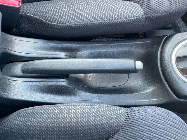 フィットハイブリッド ナビプレミアムセレクション　ハイブリッド　ＥＴＣ　バックカメラ　ナビ　ＴＶ　オートクルーズコントロール　ＨＩＤ　スマートキー　電動格納ミラー　シートヒーター　ＣＶＴ　盗難防止システム　衝突安全ボディ　アルミホイール　ＣＤ（11枚目）