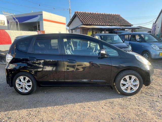 フィットハイブリッド ナビプレミアムセレクション　ハイブリッド　ＥＴＣ　バックカメラ　ナビ　ＴＶ　オートクルーズコントロール　ＨＩＤ　スマートキー　電動格納ミラー　シートヒーター　ＣＶＴ　盗難防止システム　衝突安全ボディ　アルミホイール　ＣＤ（15枚目）