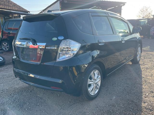 フィットハイブリッド ナビプレミアムセレクション　ハイブリッド　ＥＴＣ　バックカメラ　ナビ　ＴＶ　オートクルーズコントロール　ＨＩＤ　スマートキー　電動格納ミラー　シートヒーター　ＣＶＴ　盗難防止システム　衝突安全ボディ　アルミホイール　ＣＤ（16枚目）