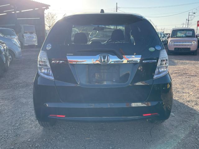 フィットハイブリッド ナビプレミアムセレクション　ハイブリッド　ＥＴＣ　バックカメラ　ナビ　ＴＶ　オートクルーズコントロール　ＨＩＤ　スマートキー　電動格納ミラー　シートヒーター　ＣＶＴ　盗難防止システム　衝突安全ボディ　アルミホイール　ＣＤ（17枚目）