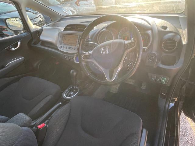 フィットハイブリッド ナビプレミアムセレクション　ハイブリッド　ＥＴＣ　バックカメラ　ナビ　ＴＶ　オートクルーズコントロール　ＨＩＤ　スマートキー　電動格納ミラー　シートヒーター　ＣＶＴ　盗難防止システム　衝突安全ボディ　アルミホイール　ＣＤ（29枚目）