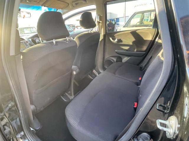 フィットハイブリッド ナビプレミアムセレクション　ハイブリッド　ＥＴＣ　バックカメラ　ナビ　ＴＶ　オートクルーズコントロール　ＨＩＤ　スマートキー　電動格納ミラー　シートヒーター　ＣＶＴ　盗難防止システム　衝突安全ボディ　アルミホイール　ＣＤ（32枚目）