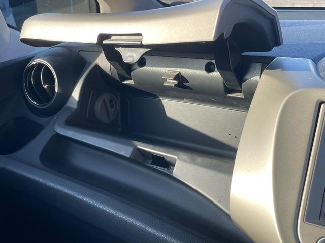 フィットハイブリッド ナビプレミアムセレクション　ハイブリッド　ＥＴＣ　バックカメラ　ナビ　ＴＶ　オートクルーズコントロール　ＨＩＤ　スマートキー　電動格納ミラー　シートヒーター　ＣＶＴ　盗難防止システム　衝突安全ボディ　アルミホイール　ＣＤ（33枚目）