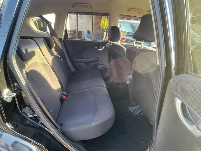 フィットハイブリッド ナビプレミアムセレクション　ハイブリッド　ＥＴＣ　バックカメラ　ナビ　ＴＶ　オートクルーズコントロール　ＨＩＤ　スマートキー　電動格納ミラー　シートヒーター　ＣＶＴ　盗難防止システム　衝突安全ボディ　アルミホイール　ＣＤ（34枚目）