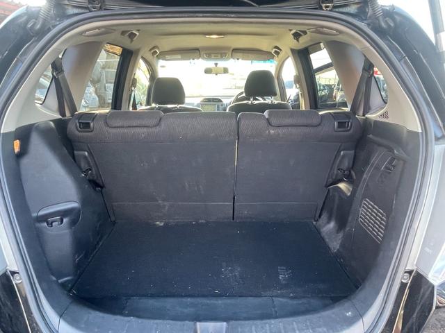 フィットハイブリッド ナビプレミアムセレクション　ハイブリッド　ＥＴＣ　バックカメラ　ナビ　ＴＶ　オートクルーズコントロール　ＨＩＤ　スマートキー　電動格納ミラー　シートヒーター　ＣＶＴ　盗難防止システム　衝突安全ボディ　アルミホイール　ＣＤ（38枚目）