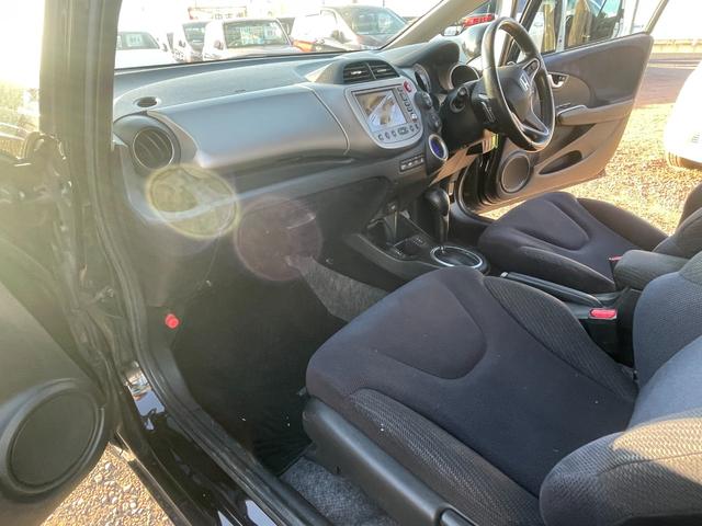 フィットハイブリッド ナビプレミアムセレクション　ハイブリッド　ＥＴＣ　バックカメラ　ナビ　ＴＶ　オートクルーズコントロール　ＨＩＤ　スマートキー　電動格納ミラー　シートヒーター　ＣＶＴ　盗難防止システム　衝突安全ボディ　アルミホイール　ＣＤ（39枚目）