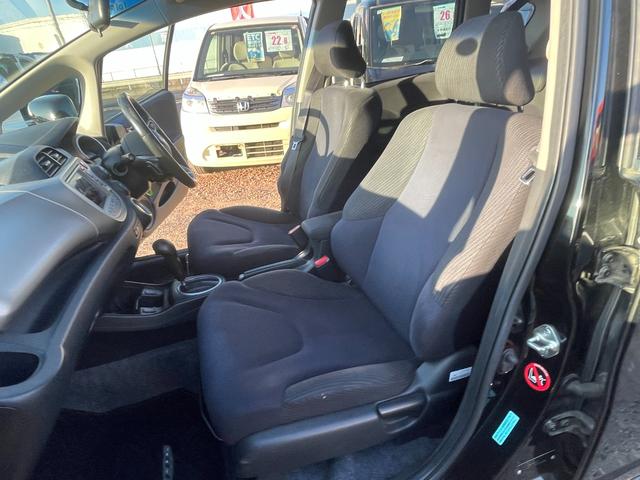 フィットハイブリッド ナビプレミアムセレクション　ハイブリッド　ＥＴＣ　バックカメラ　ナビ　ＴＶ　オートクルーズコントロール　ＨＩＤ　スマートキー　電動格納ミラー　シートヒーター　ＣＶＴ　盗難防止システム　衝突安全ボディ　アルミホイール　ＣＤ（43枚目）