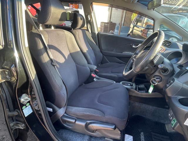 フィットハイブリッド ナビプレミアムセレクション　ハイブリッド　ＥＴＣ　バックカメラ　ナビ　ＴＶ　オートクルーズコントロール　ＨＩＤ　スマートキー　電動格納ミラー　シートヒーター　ＣＶＴ　盗難防止システム　衝突安全ボディ　アルミホイール　ＣＤ（44枚目）