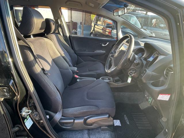 フィットハイブリッド ナビプレミアムセレクション　ハイブリッド　ＥＴＣ　バックカメラ　ナビ　ＴＶ　オートクルーズコントロール　ＨＩＤ　スマートキー　電動格納ミラー　シートヒーター　ＣＶＴ　盗難防止システム　衝突安全ボディ　アルミホイール　ＣＤ（45枚目）