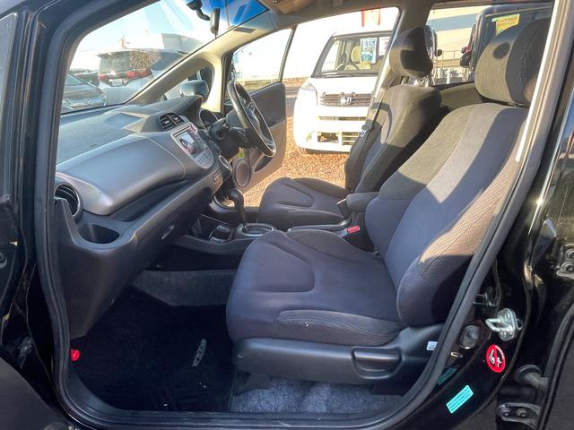 フィットハイブリッド ナビプレミアムセレクション　ハイブリッド　ＥＴＣ　バックカメラ　ナビ　ＴＶ　オートクルーズコントロール　ＨＩＤ　スマートキー　電動格納ミラー　シートヒーター　ＣＶＴ　盗難防止システム　衝突安全ボディ　アルミホイール　ＣＤ（49枚目）