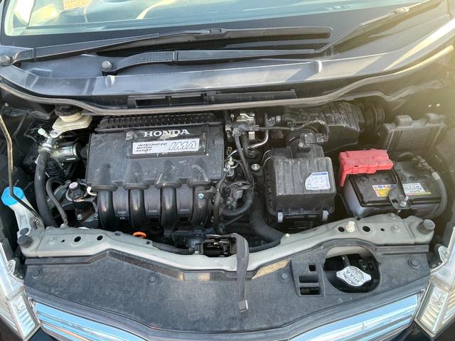 フィットハイブリッド ナビプレミアムセレクション　ハイブリッド　ＥＴＣ　バックカメラ　ナビ　ＴＶ　オートクルーズコントロール　ＨＩＤ　スマートキー　電動格納ミラー　シートヒーター　ＣＶＴ　盗難防止システム　衝突安全ボディ　アルミホイール　ＣＤ（51枚目）